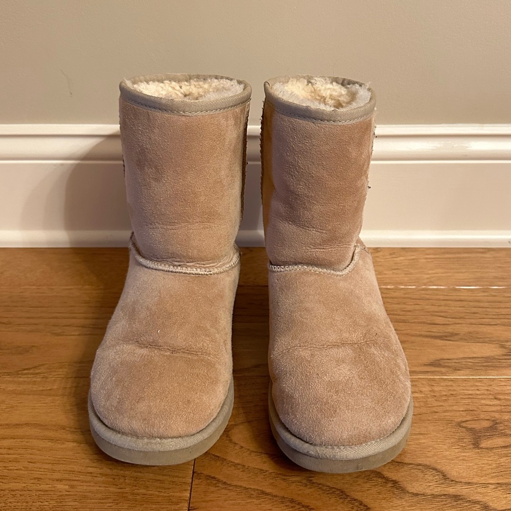 Ugg Classic Short Boots in Sand